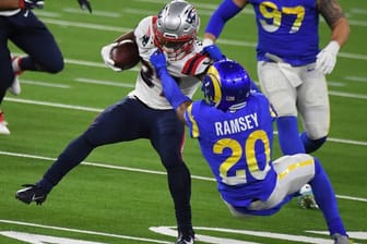 Jalen Ramsey (vorne r) von den Los Angeles Rams versucht, Damien Harris von den New England Patriots zu blocken.