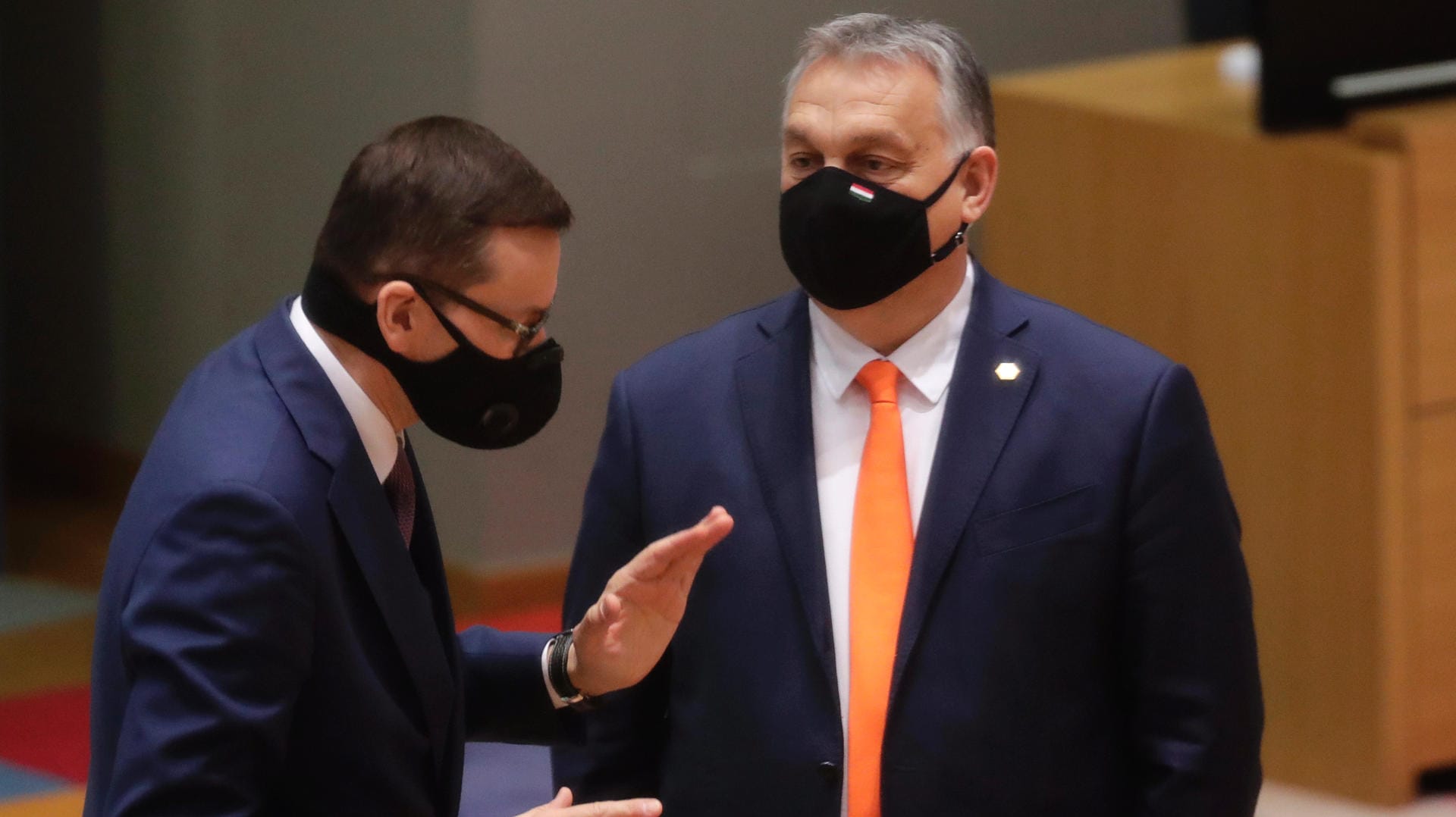 Polens Premierminister Mateusz Morawiecki (l.) im Gespräch mit Ungarns Viktor Orban: Auch beim Thema Klima sind sie sich mit dem Rest der EU nicht einig.