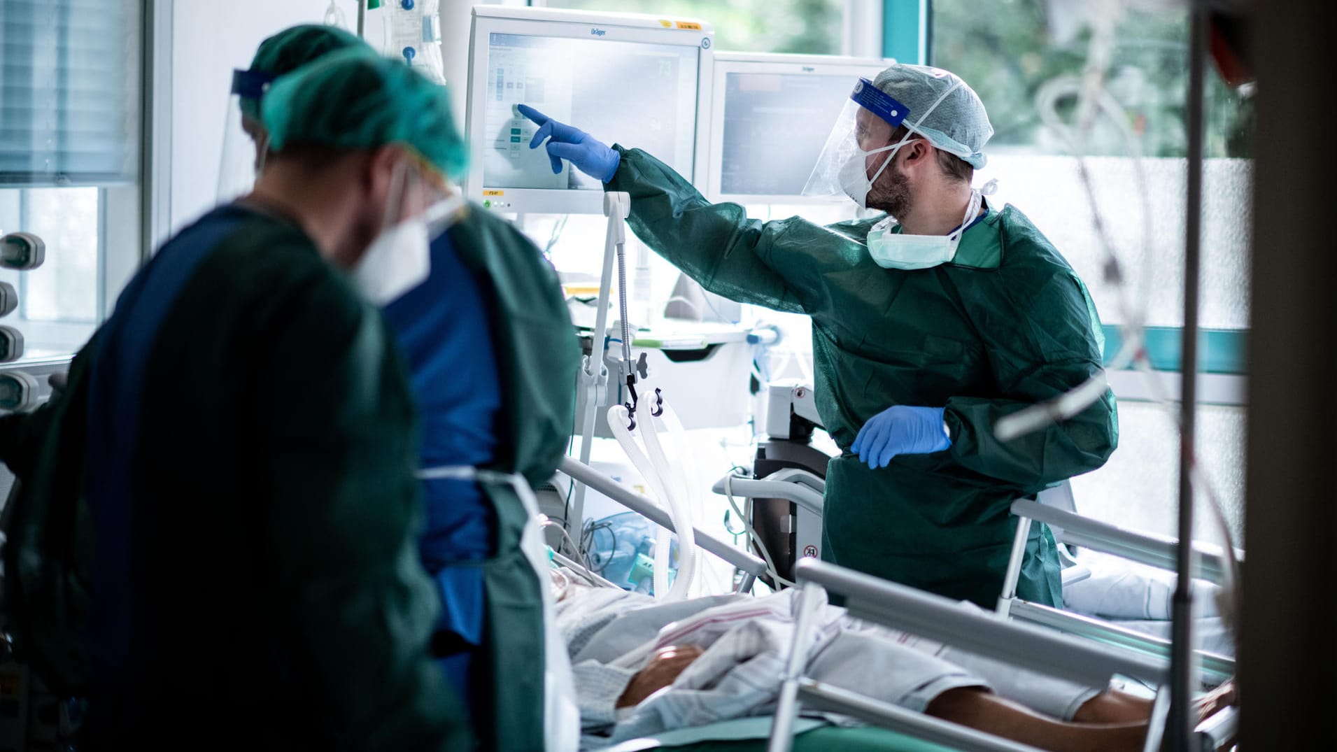 Pfleger behandeln einen Patienten mit Corona-Infektion auf der Intensivstation des Universitätsklinikums Essen.