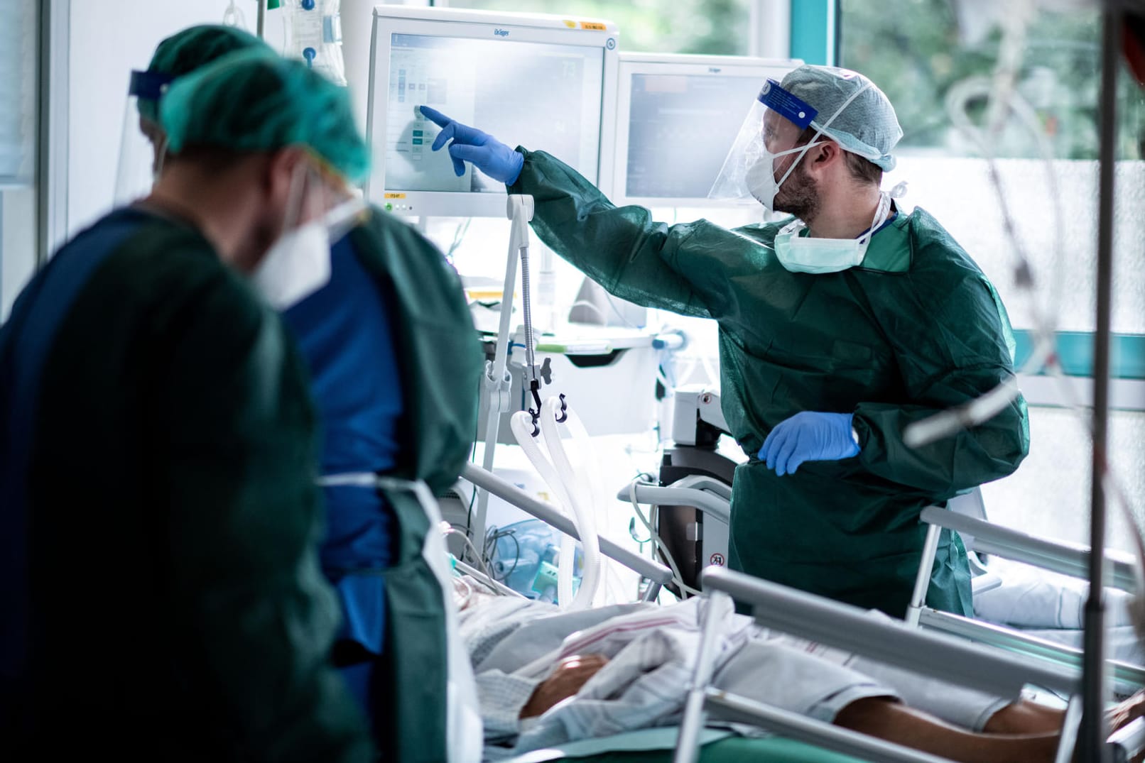 Pfleger behandeln einen Patienten mit Corona-Infektion auf der Intensivstation des Universitätsklinikums Essen.