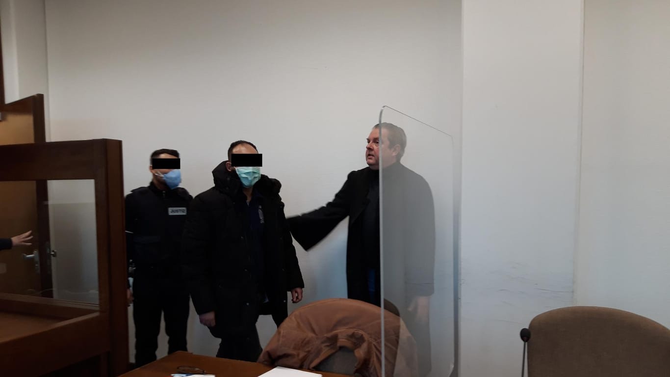 Ein Angeklagter wird im Kölner Landgericht vorgeführt: Der Angeklagte (hier mit seinem Verteidiger Oliver B. Gaertner, rechts) sitzt in Untersuchungshaft, seitdem er seine Frau mit einem Rasiermesser im Gesicht verletzt hat.