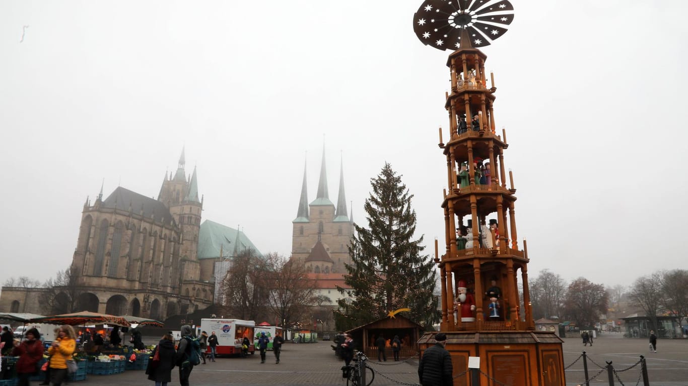Die Pyramide, der Weihnachtsbaum und die Krippe stehen auf dem Domplatz in Erfurt: Hier sollte eine größere Kundgebung gegen die Corona-Regeln stattfinden. Nun wurde sie von der Stadt untersagt.