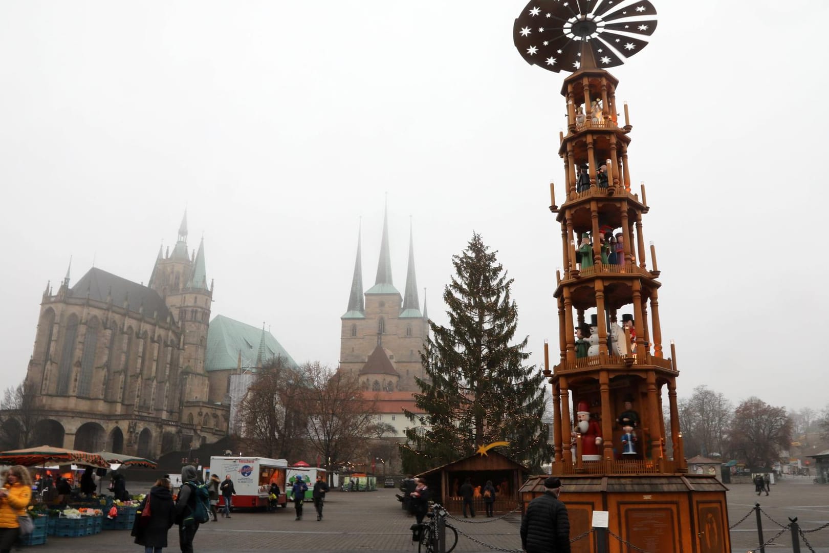 Die Pyramide, der Weihnachtsbaum und die Krippe stehen auf dem Domplatz in Erfurt: Hier sollte eine größere Kundgebung gegen die Corona-Regeln stattfinden. Nun wurde sie von der Stadt untersagt.