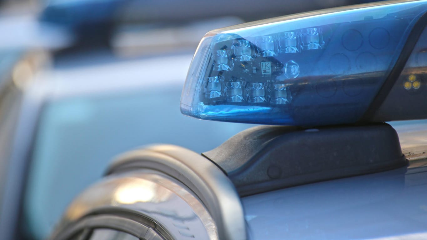 Ein Blaulicht auf einem Polizeiwagen: Die Mutter gab an, gegen 23 Uhr plötzlich Hilfeschreie des Jungen gehört zu haben.
