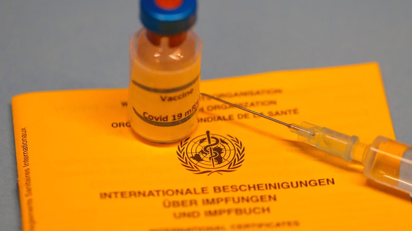 Eine Spritze, und eine Ampulle mit dem Aufdruck Vaccine Covid 19 (Symbolbild): Bürgermeisterin Bettina Lisbach ruft interessierte Personen dazu auf, sich in zentralem Online-Formular anzumelden.