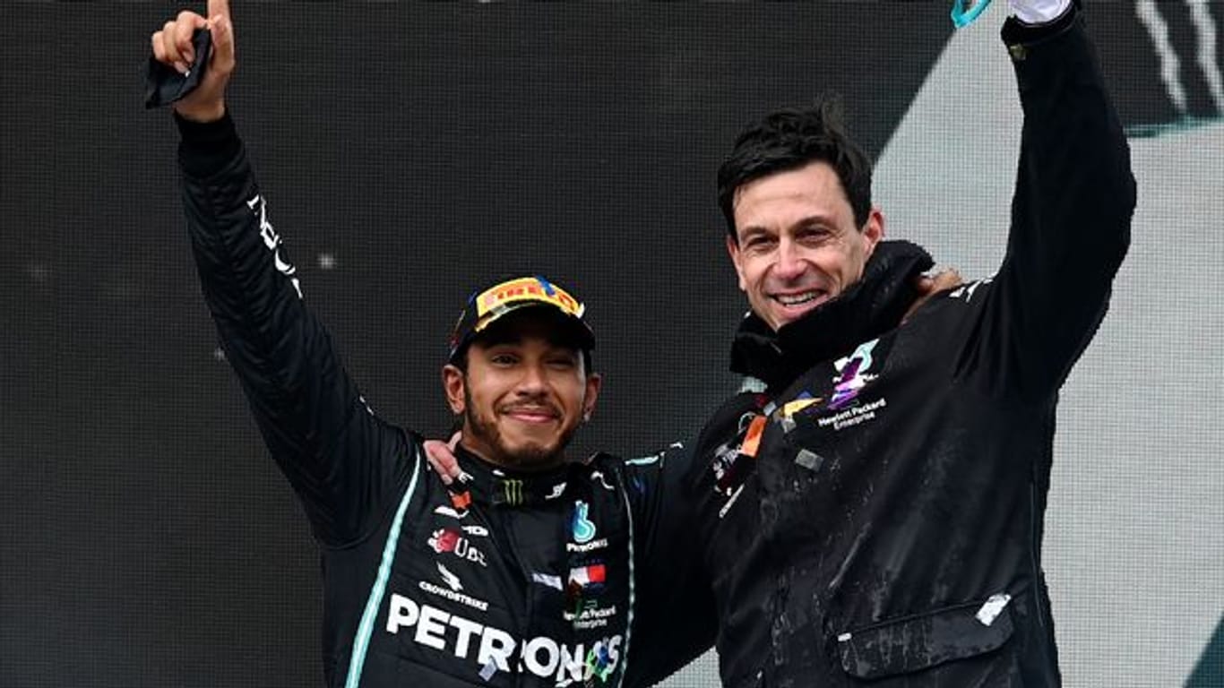 Mercedes-Motorsportchef Toto Wolff (r) verhandelt mit Lewis Hamilton um einen neuen Vertrag.