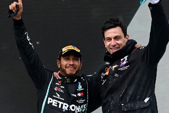 Mercedes-Motorsportchef Toto Wolff (r) verhandelt mit Lewis Hamilton um einen neuen Vertrag.