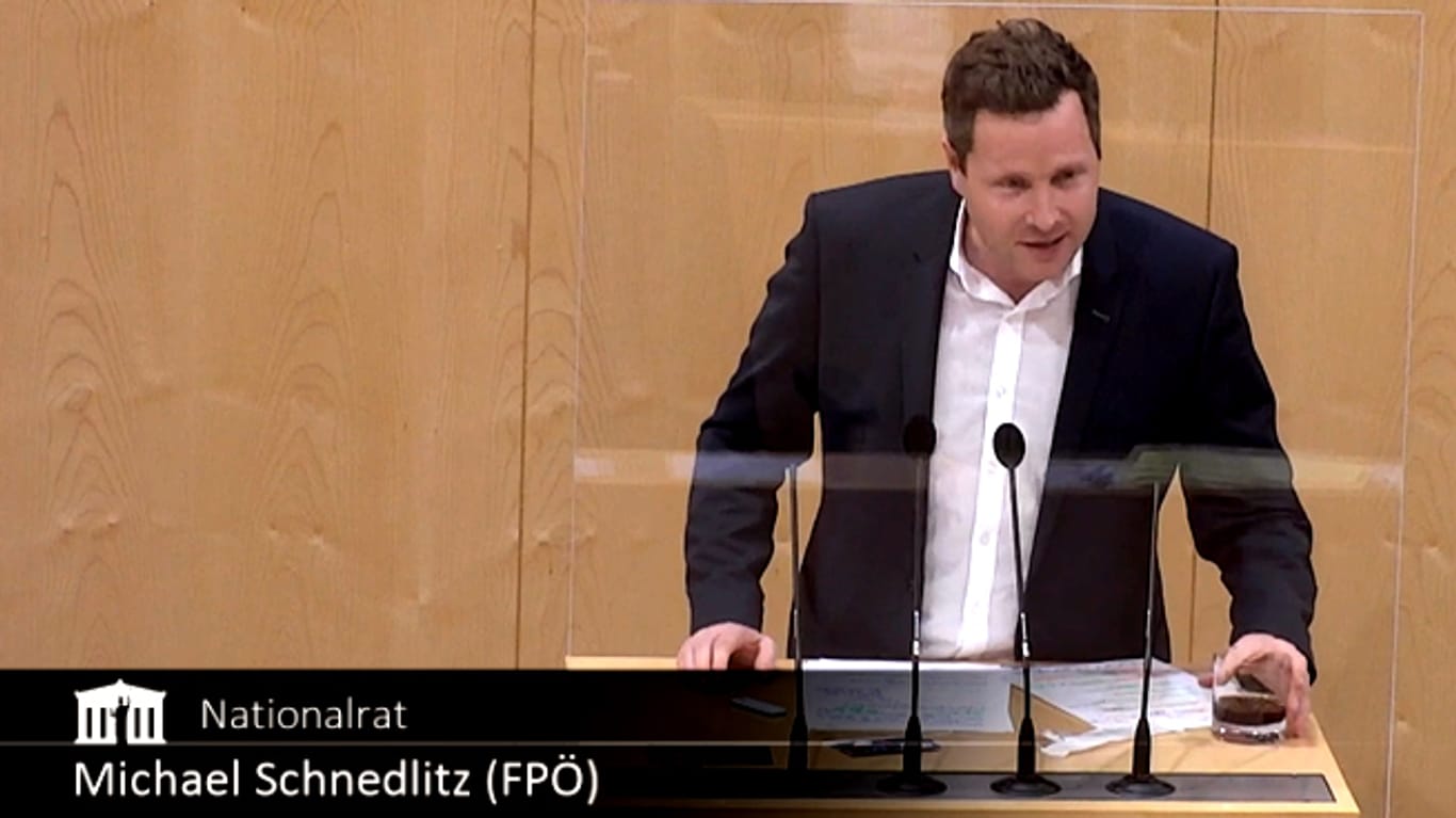 Griff zur Cola: Der FPÖ-Abgeordnete Michael Schnedlitz versuchte, den Schnelltest lächerlich zu machen.