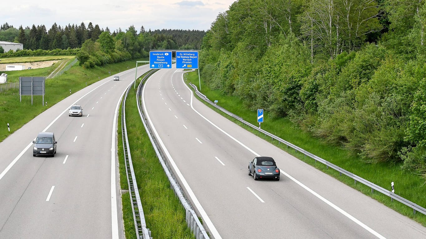Fast leere Autobahn A7 im Allgäu im Mai 2020: Durch die Corona-Krise ist der CO2-Ausstoß gesunken.