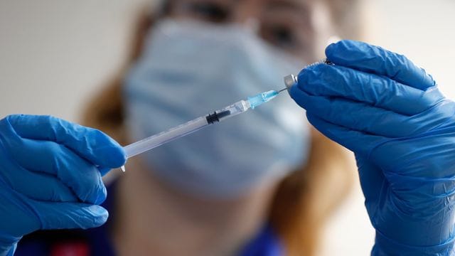 Eine Krankenpflegerin zieht am 2. Eine Krankenpflegerin zieht am 2.