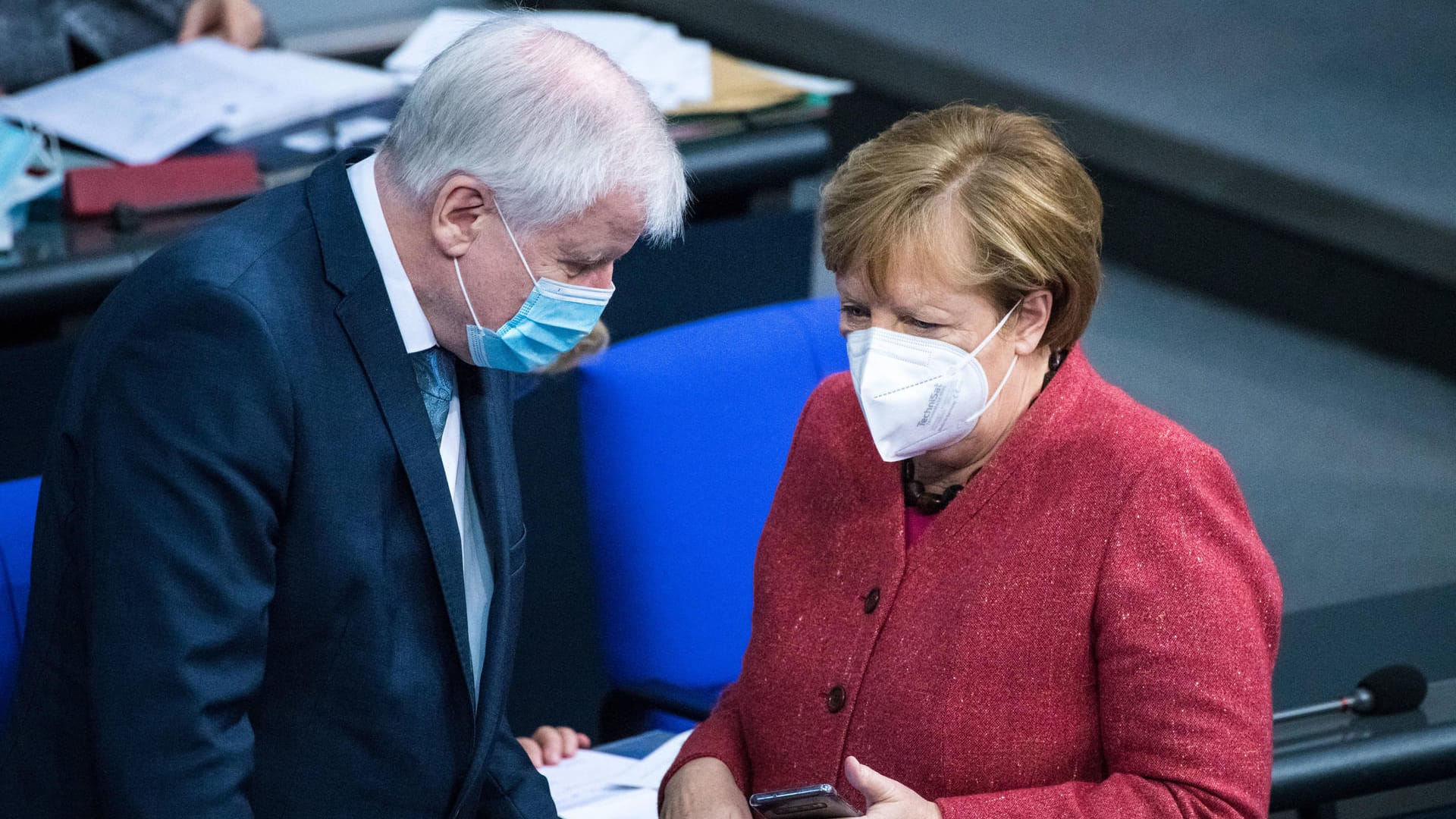 Innenminister Seehofer mit Kanzlerin Merkel: Beide befürworten eine schnelle Reaktion auf die hohe Zahl der Corona-Infektionen.