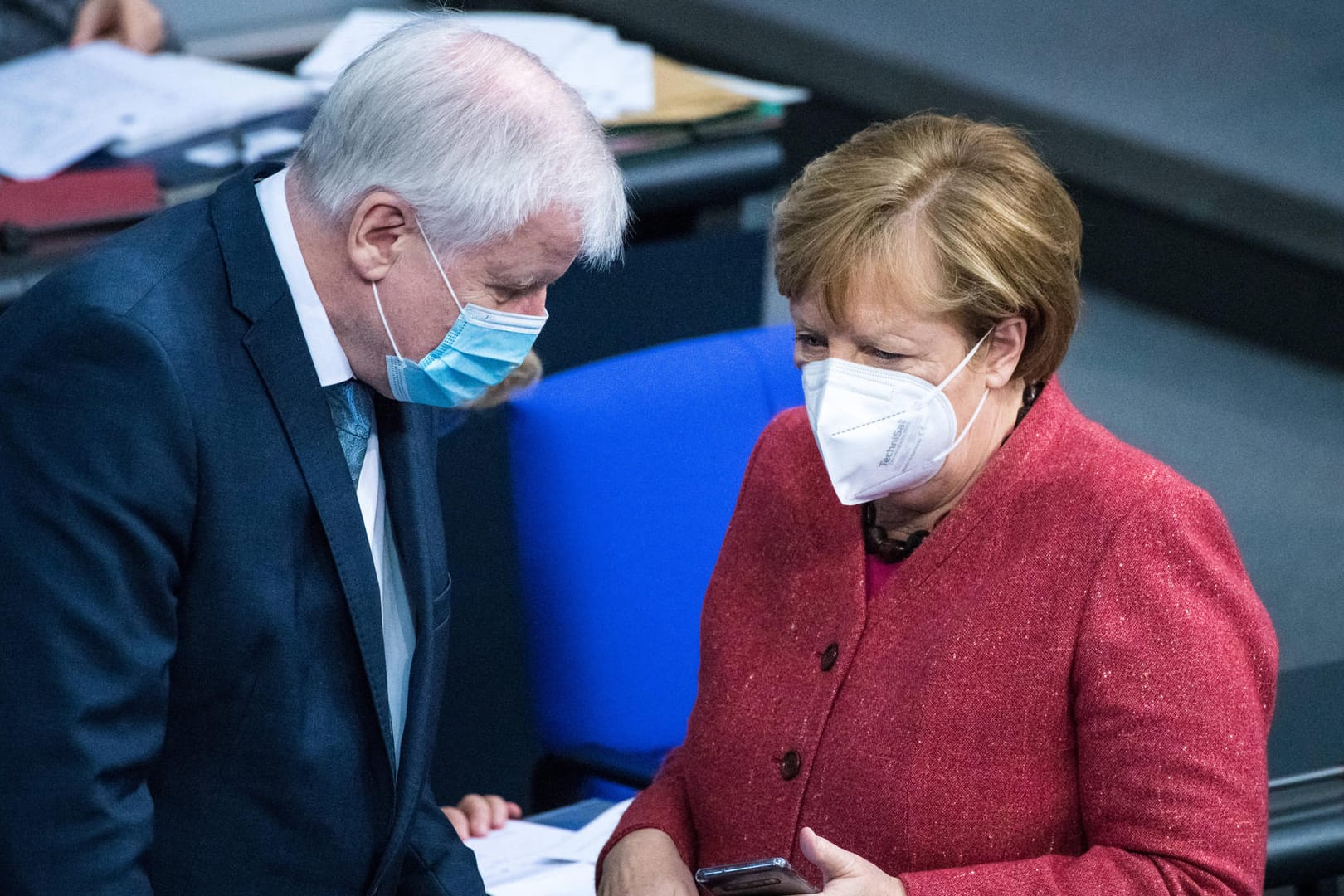 Innenminister Seehofer mit Kanzlerin Merkel: Beide befürworten eine schnelle Reaktion auf die hohe Zahl der Corona-Infektionen.