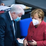Innenminister Seehofer mit Kanzlerin Merkel: Beide befürworten eine schnelle Reaktion auf die hohe Zahl der Corona-Infektionen.