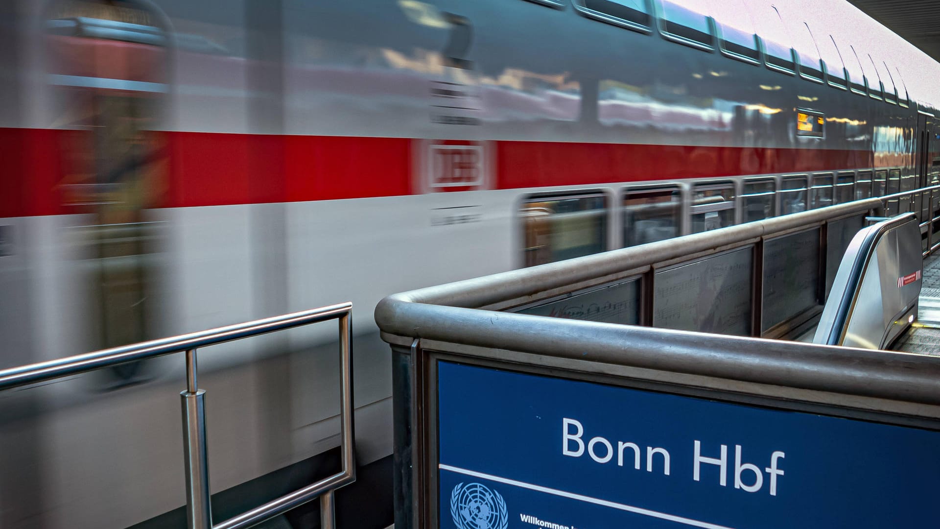 Ein Zug fährt in den Bonner Hauptbahnhof ein (Symbolbild): Wegen eines Unglücks kann der Bahnhof nicht angefahren werden.