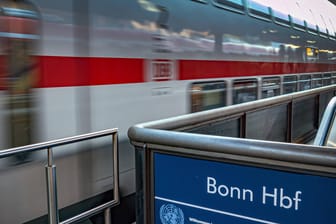 Ein Zug fährt in den Bonner Hauptbahnhof ein (Symbolbild): Wegen eines Unglücks kann der Bahnhof nicht angefahren werden.