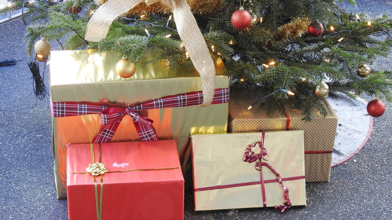 Geschenke liegen unter einem Weihnachtsbaum (Symbolbild): Auch in diesem Jahr haben Düsseldorfer wieder zahlreiche Geschenke für Bedürftige gespendet.