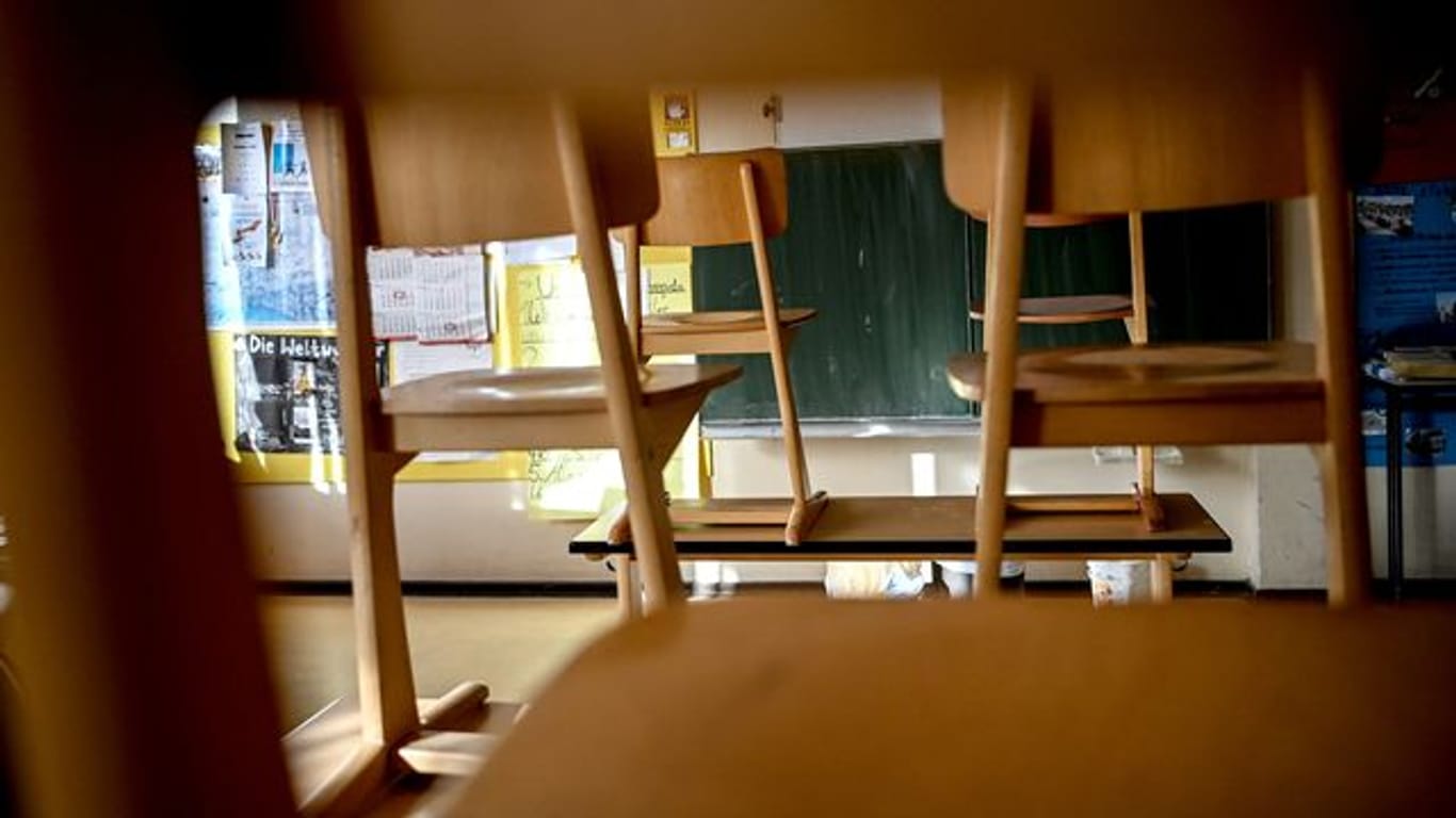 Stühle sind in einem Klassenzimmer einer Grundschule hochgestellt.