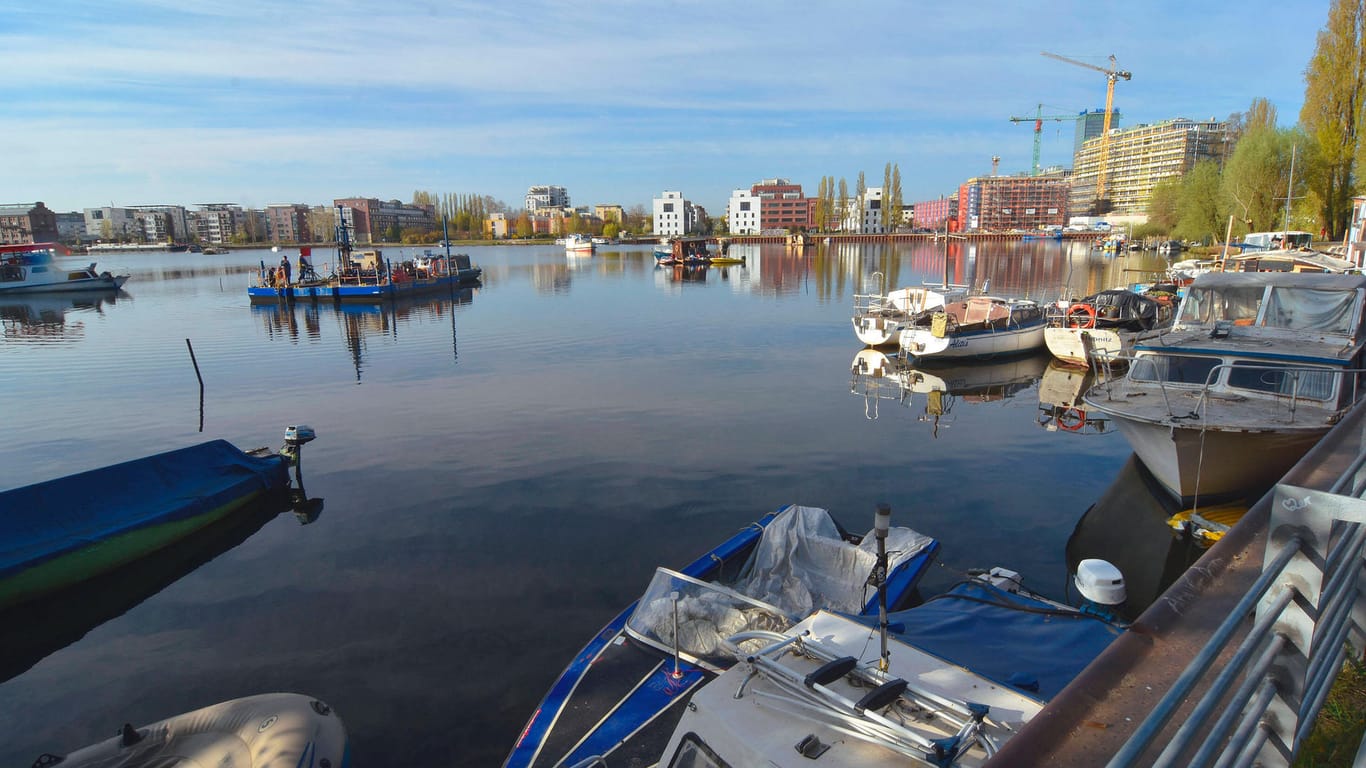 Boote in der Rummelsburger Bucht: Ein Mann ist am Paul- und Paula-Ufer leblos in einem Boot gefunden worden.