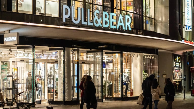Blick auf ein Modegeschäft auf dem Berliner Kurfürstendamm: Im Teil-Lockdown durfte der Einzelhandel öffnen.