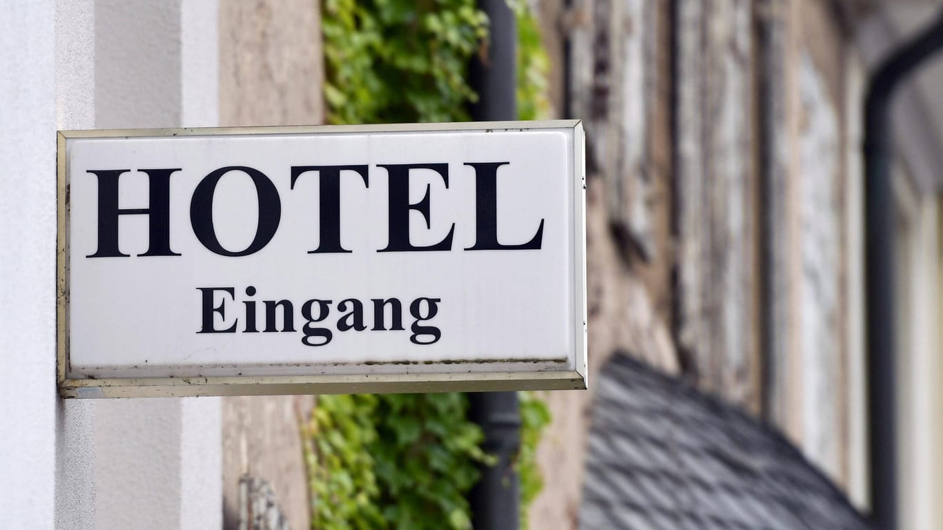Ein Schild "Hotel" an einem Hotel in Frankfurt (Symbolbild): Laut der Sozialdezernentin sind Hotels alleine keine Lösung für die Unterbringung von Bedürftigen.