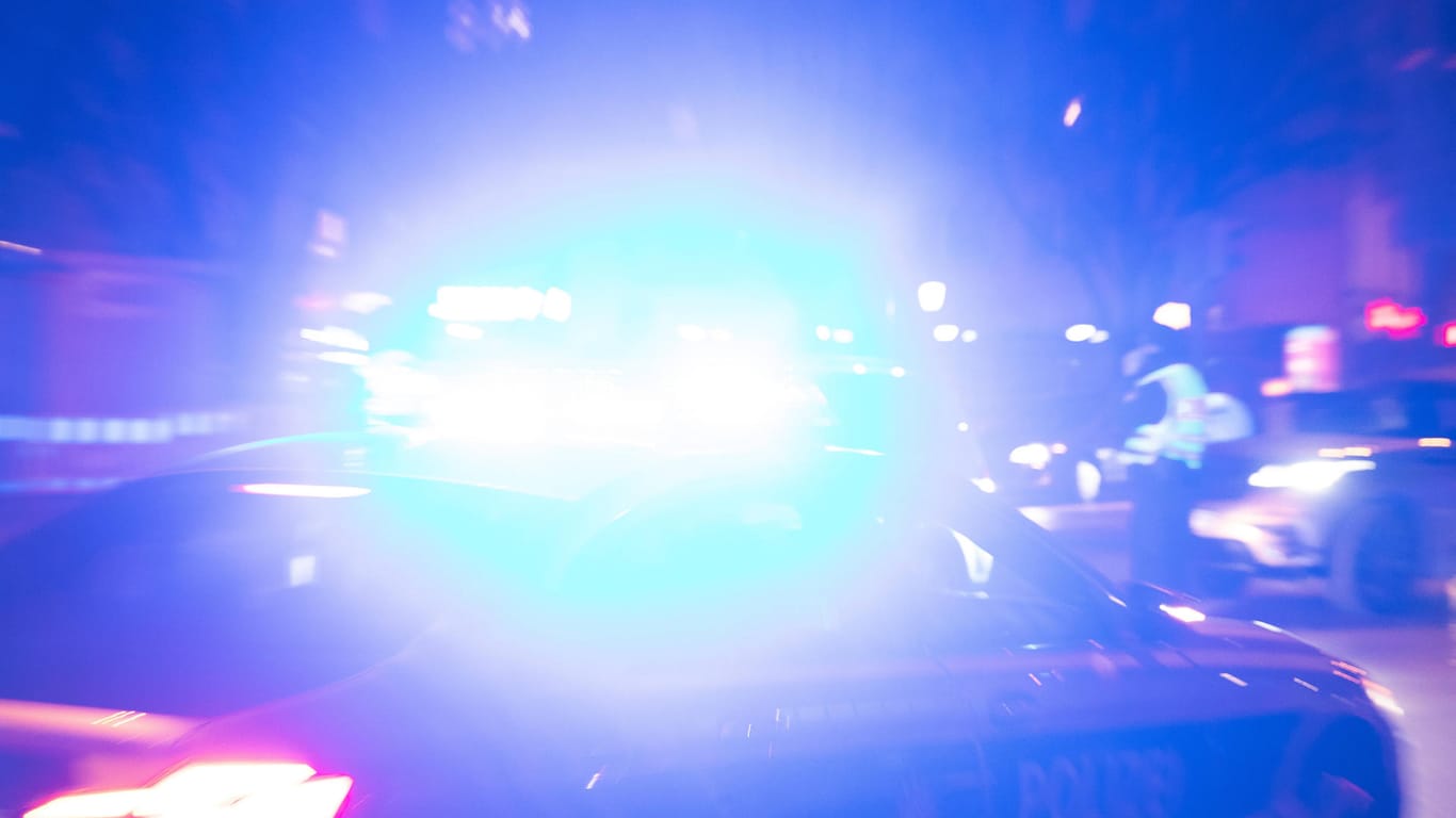 Polizeiwagen mit Blaulicht im Einsatz (Symbolbild): Die Polizei ermittelt nach drei Wohnungseinbrüchen in Bielefeld.