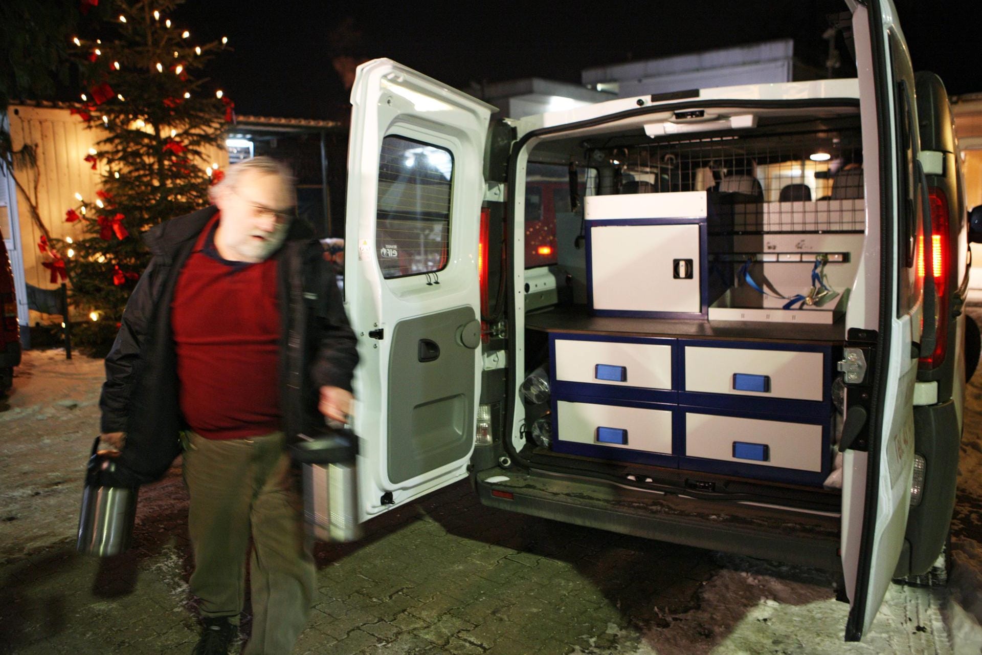 Ein Helfer des Kältebusses mit Teekannen (Archivbild): In Frankfurt sucht der Kältebus Obdachlose in kalten Nächten auf.