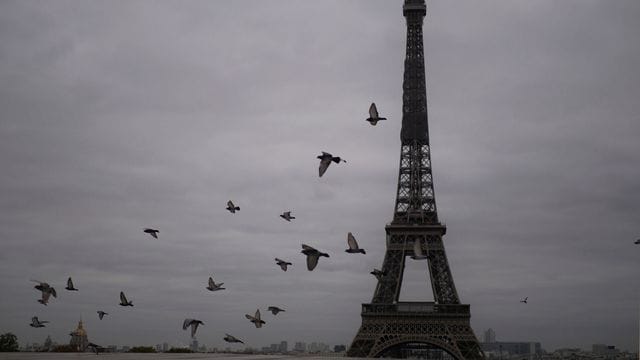 Verwaist: der Eiffelturm in Paris.