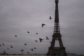Verwaist: der Eiffelturm in Paris.