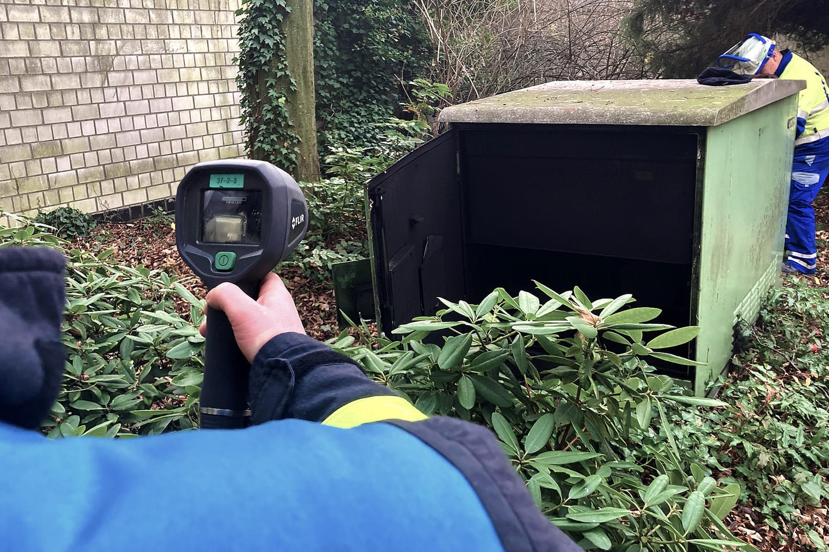 Der vermeintlich explodierte Stromkasten ist innen rußgeschwärzt. Die Wärmebildkamera zeigt keine unzulässigen Temperaturen an: Der defekte Trafo hat in Essen einen Stromausfall verursacht.