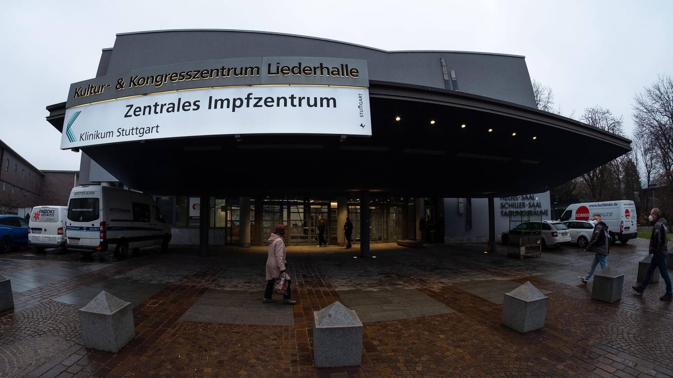 Impfzentrum in der Stuttgarter Liederhalle: Für den Impfstart suchen die Kliniken Personal.