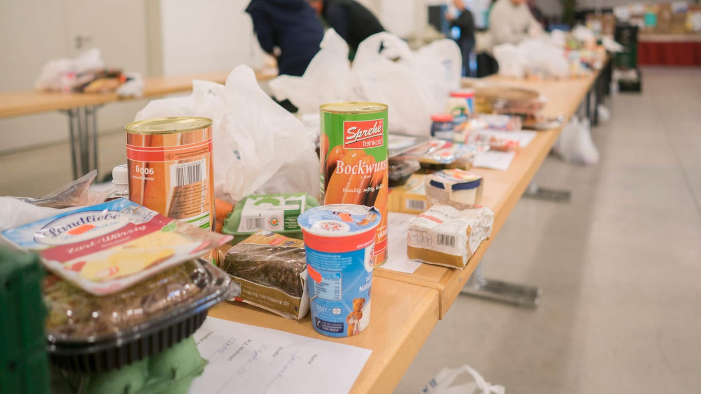 Essen liegt auf Tischen in einer Halle (Symbolbild): Die Warenkörbe in Hagen, wo Bedürftige günstig Essen einkaufen können, haben durch die Corona-Pandemie Schwierigkeiten bekommen, ihre Kunden ausreichend zu versorgen.