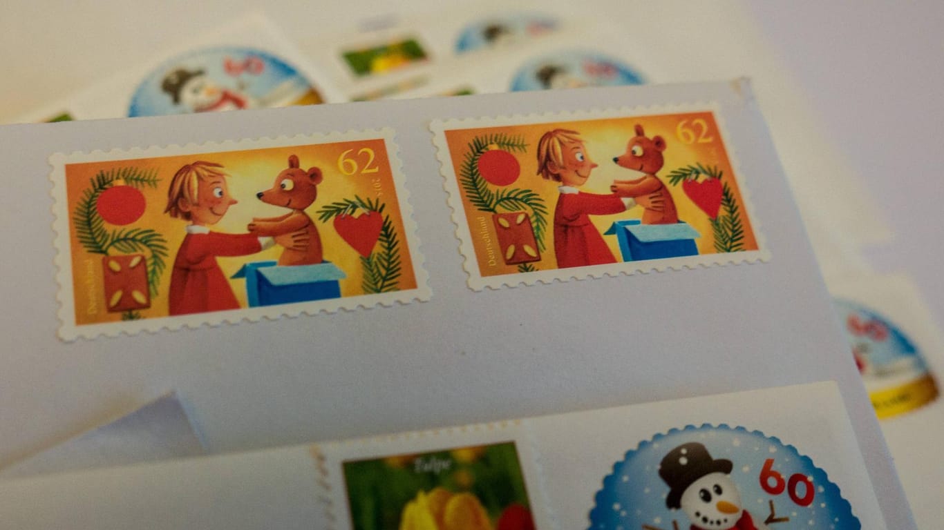 Weihnachtspost mit Briefmarken (Symbolbild): In der Stiftung Bethel sind 125 Mitarbeiter angestellt, die Briefmarken sammeln und für den Verkauf vorbereiten.