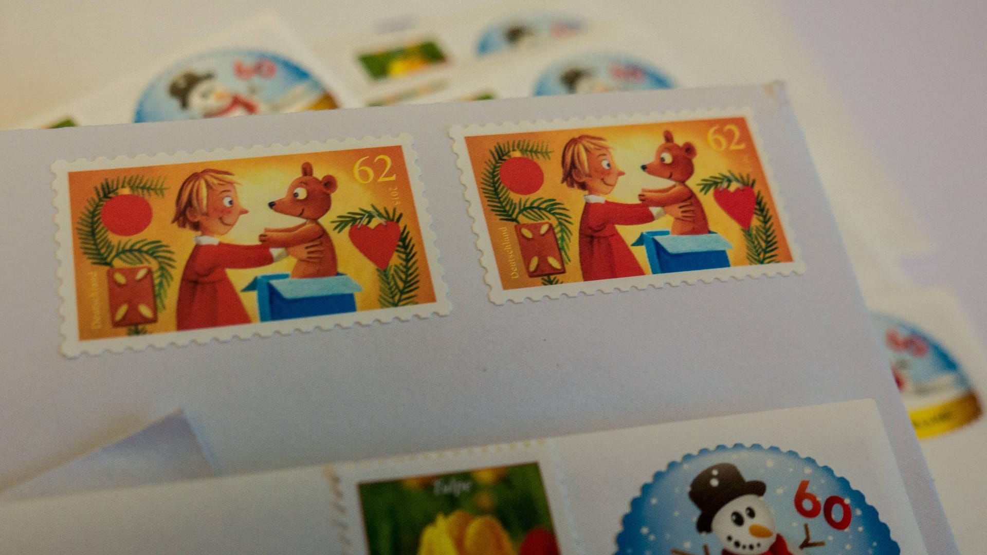 Weihnachtspost mit Briefmarken (Symbolbild): In der Stiftung Bethel sind 125 Mitarbeiter angestellt, die Briefmarken sammeln und für den Verkauf vorbereiten. Weihnachtspost mit Briefmarken (Symbolbild): In der Stiftung Bethel sind 125 Mitarbeiter angestellt, die Briefmarken sammeln und für den Verkauf vorbereiten.