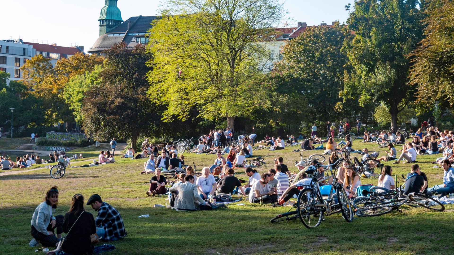 Junge Menschen im Berliner Weinbergspark: Im Sommer war Corona weit weg.