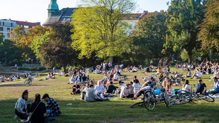 Junge Menschen im Berliner Weinbergspark: Im Sommer war Corona weit weg.