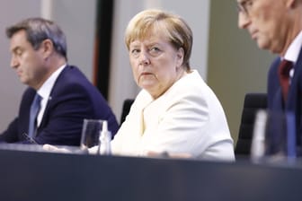 Markus Söder, Angela Merkel und Peter Tschentscher nach einer weiteren Bund-Länder-Runde: Die Lage wird schlechter, mit einer Hotspot-Strategie will man ihr Herr werden.