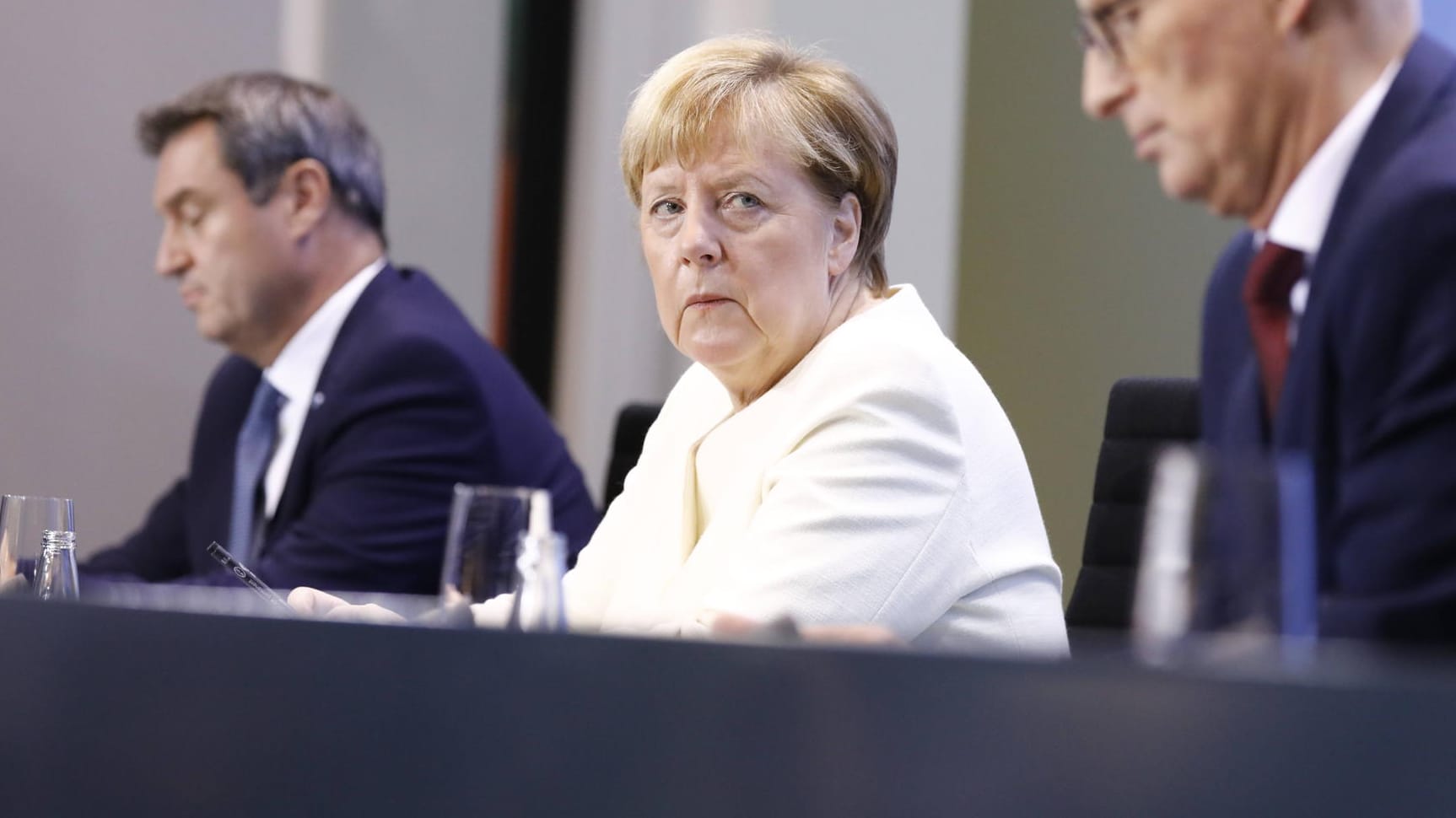 Markus Söder, Angela Merkel und Peter Tschentscher nach einer weiteren Bund-Länder-Runde: Die Lage wird schlechter, mit einer Hotspot-Strategie will man ihr Herr werden.