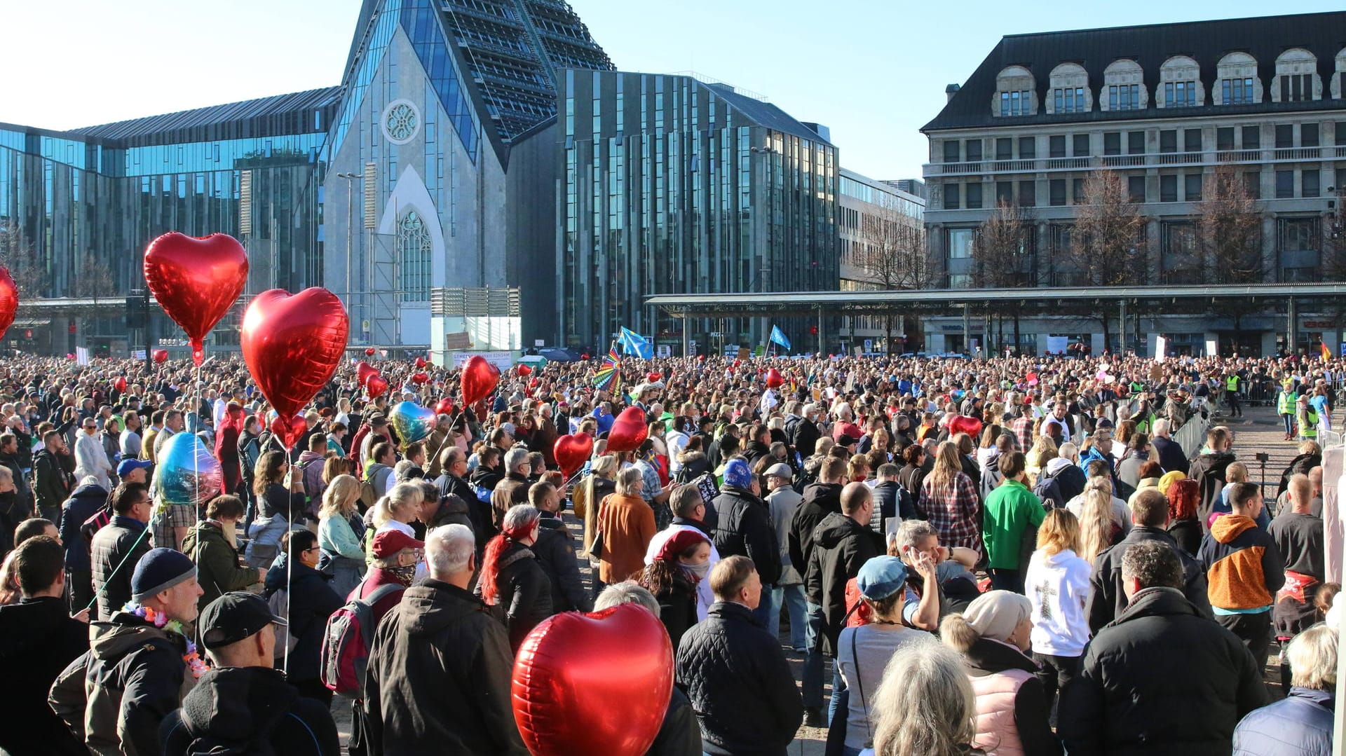 Eine Demonstration der "Querdenker" in Leizpzig: Die Corona-Zahlen steigen, doch auch die Proteste der Gegner strenger Maßnahmen erhalten viel Zulauf.