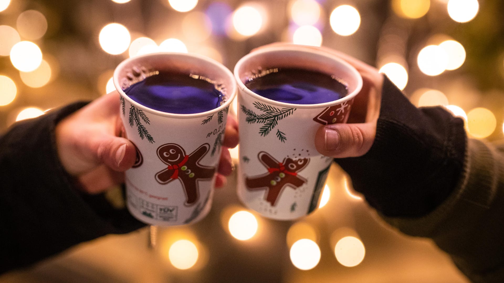 Anstoßen mit Glühwein: Statt auf dem Weihnachtmarkt trinkt man jetzt den Glühwein Zuhause.