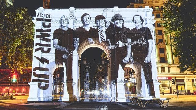 "Power Up" ist ein Triumph: Eine Projektion von AC/DC auf dem Marble Arch in London.