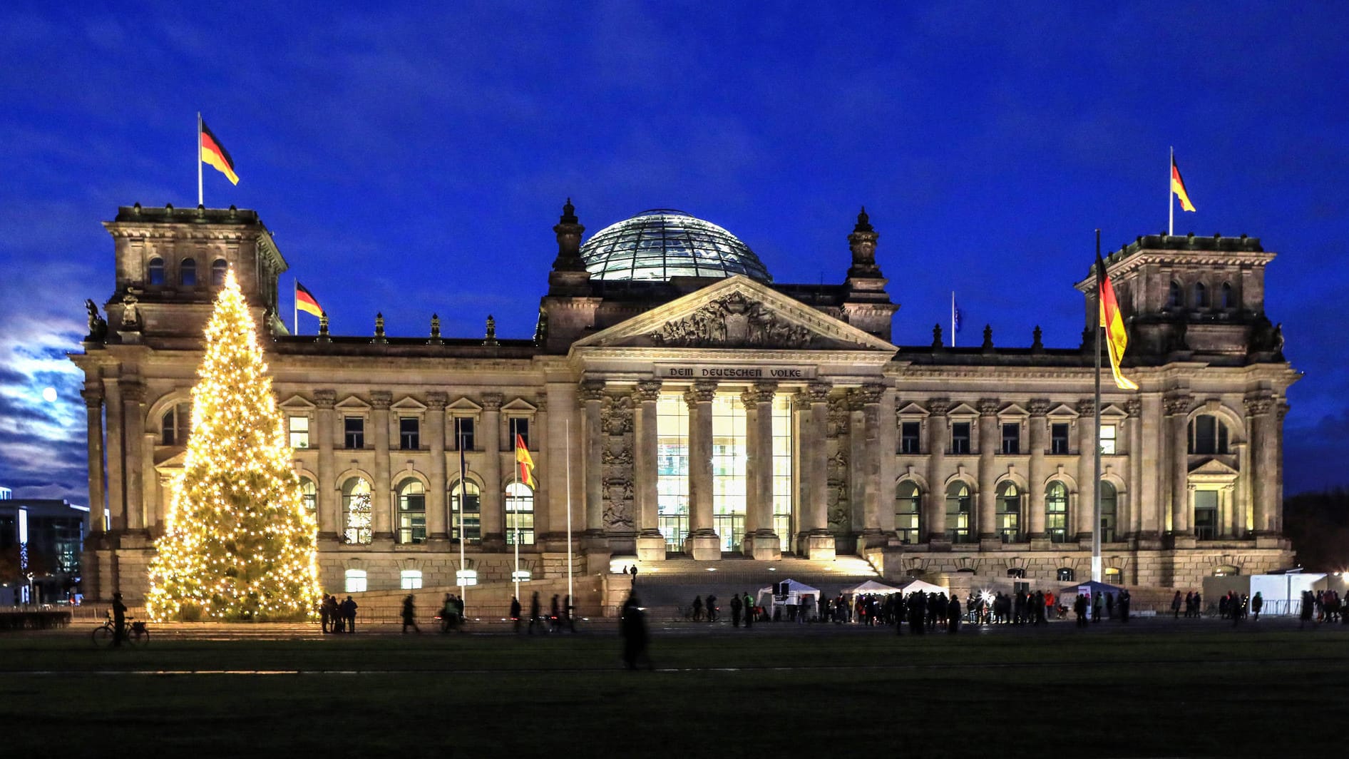 Weihnachtsbaum vor dem Reichstagsgebäude: Der erhoffte Corona-Frieden zu Weihnachten sollte nicht lange halten.