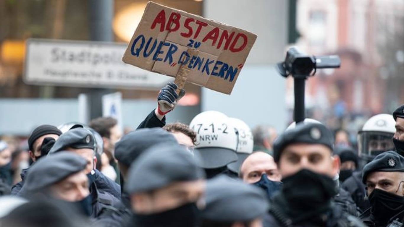 Polizisten trennen an der Hauptwache in Frankfurt/Main Teilnehmer der gerichtlich verbotenen Querdenker-Kundgebung und Gegendemonstranten.