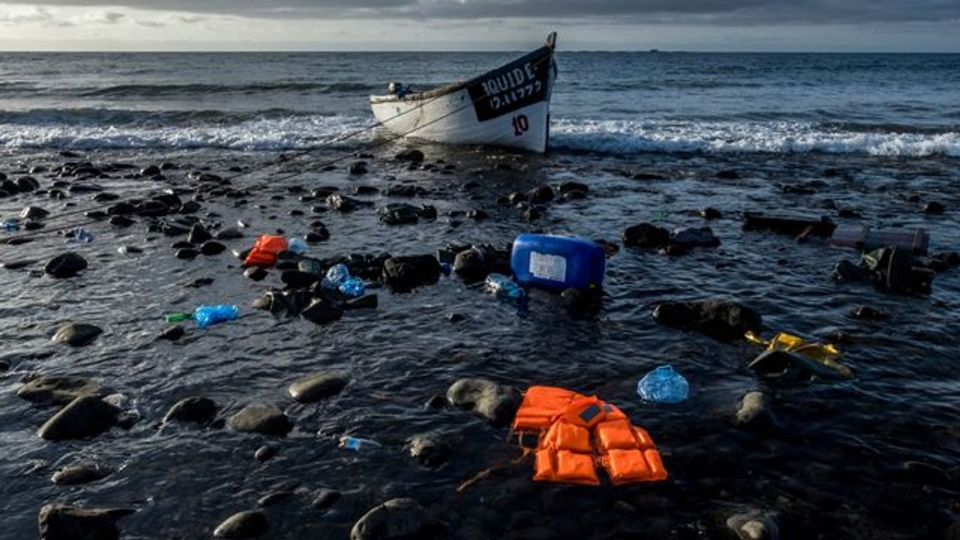 Ein Holzboot, mit dem Flüchtlinge aus Marokko über den Atlantischen Ozean gefahren sind, liegt an der Küste der Kanarischen Inseln.