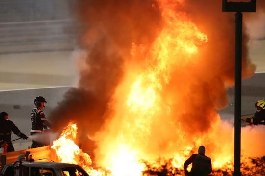 Das Haas-Auto von Romain Grosjean steht in Bahrain in Flammen.