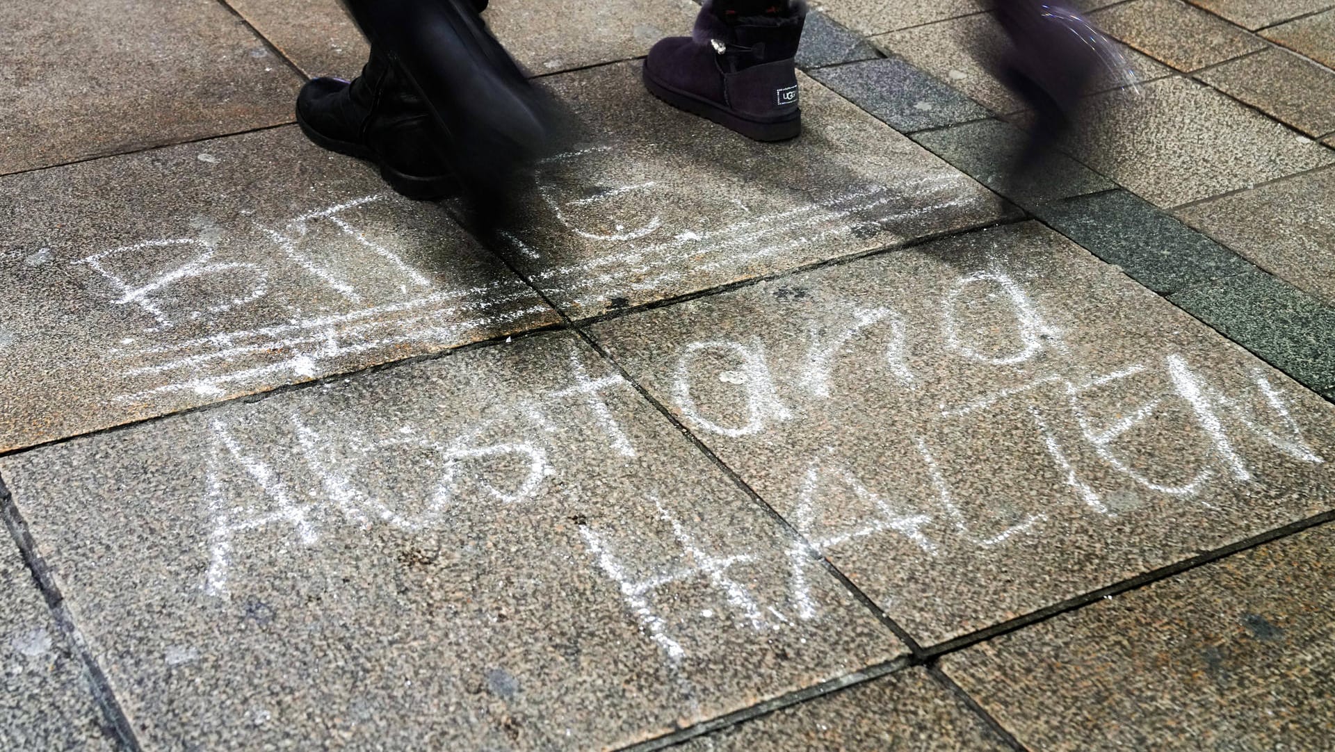 Bemalter Fußweg in Dortmund: Insgesamt zählt das Robert Koch-Institut seit Beginn der Pandemie 1.300.516 nachgewiesene Infektionen mit Sars-CoV-2.