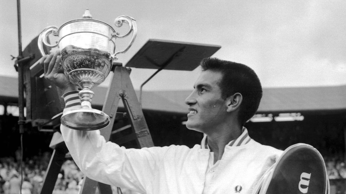 Alex Olmedo im Moment seines größten Triumphs: 1959 besiegte er Tennis-Legende Rod Laver und gewann das Finale von Wimbledon.