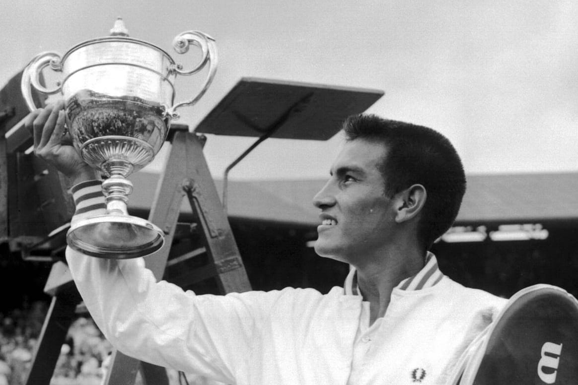 Alex Olmedo im Moment seines größten Triumphs: 1959 besiegte er Tennis-Legende Rod Laver und gewann das Finale von Wimbledon.