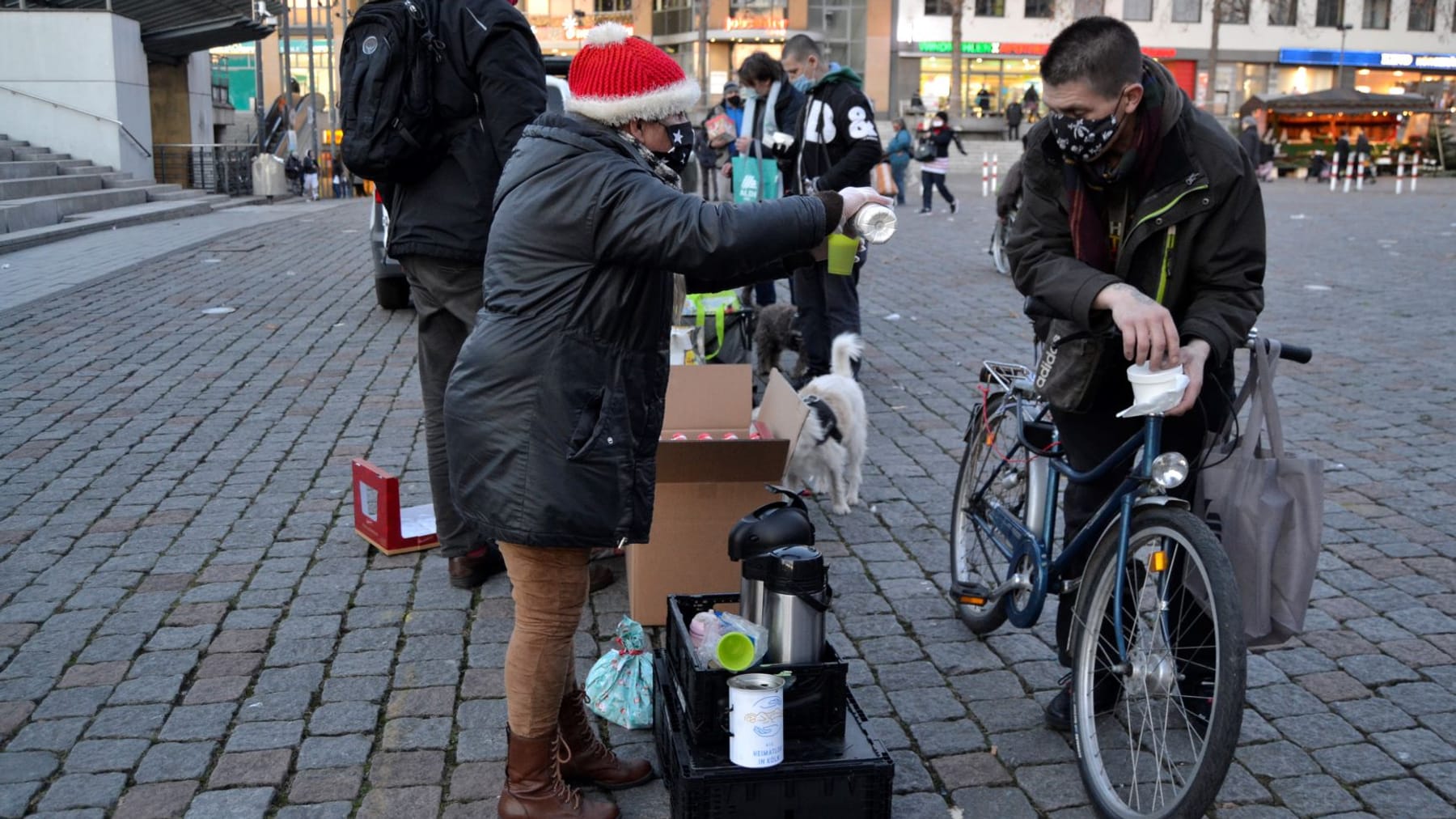 Köln: Geschenkeaktion für Obdachlose am Wienerplatz