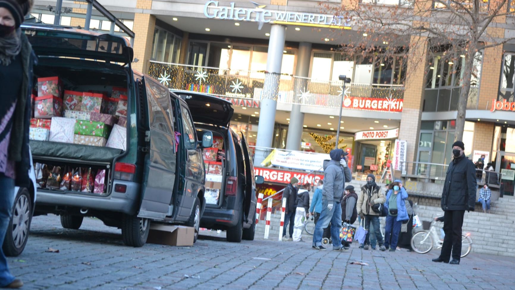 Die Kofferräume von zwei Autos sind voll mit Geschenken: In der Weihnachtszeit werden diese an obdachlose Menschen verteilt.