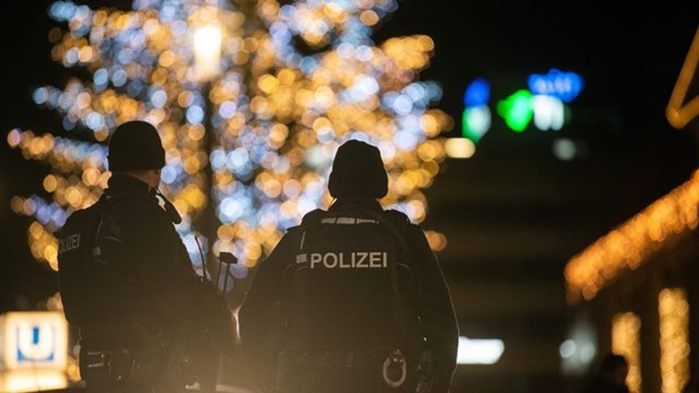 Polizeibeamte stehen auf dem Schlossplatz in Stuttgart vor dem Königsbau.